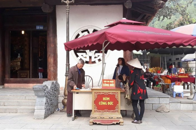 Những h&ograve;m tiền c&ocirc;ng đức được đặt khắp nơi trong ch&ugrave;a. Ảnh: PV