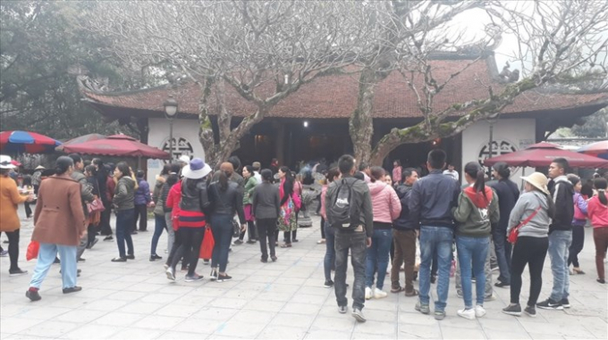 Mỗi ng&agrave;y ch&ugrave;a T&acirc;y Thi&ecirc;n đ&oacute;n h&agrave;ng ng&agrave;n du kh&aacute;ch đến thăm quan.