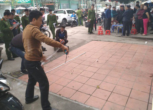 Lực lượng chức năng đang kh&aacute;m nghiệm hiện trường vụ &aacute;n.