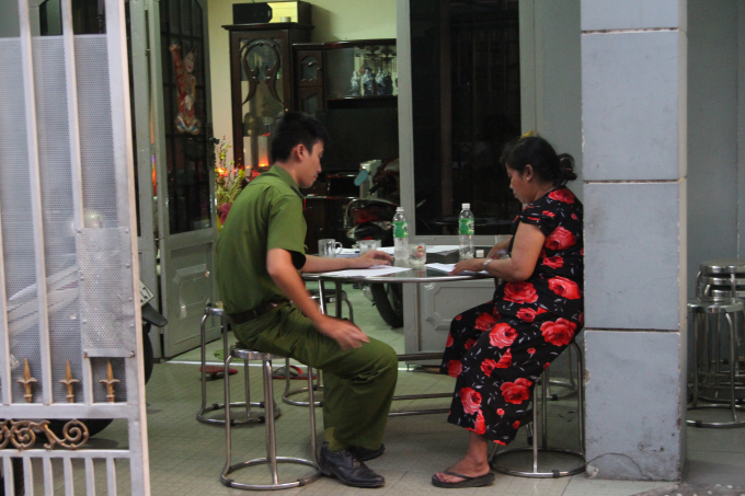 Cơ quan c&ocirc;ng an ghi lời khai nh&acirc;n chứng.