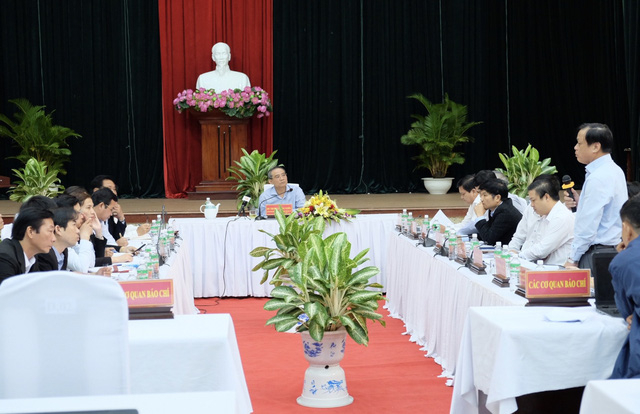 B&iacute; thư Th&agrave;nh ủy Đ&agrave; Nẵng l&agrave;m việc tại Quận ủy Li&ecirc;n Chiểu s&aacute;ng 14/3