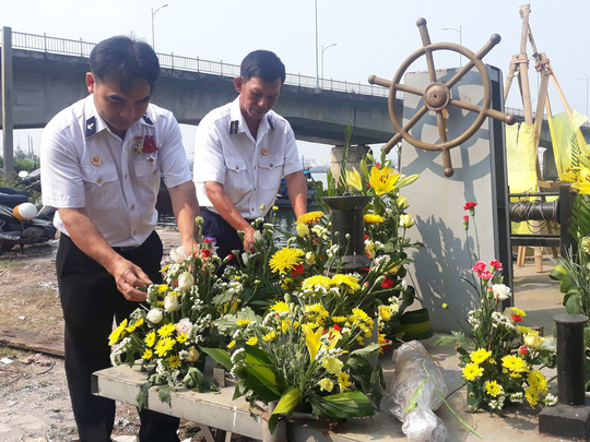 Những b&oacute; hoa được c&aacute;c anh sửa sang nhằm tưởng nhớ những người đồng đội đ&atilde; hy sinh