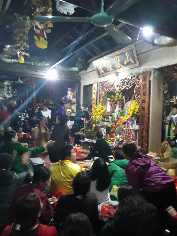 Nhiều n&eacute;t đẹp trong t&iacute;n ngưỡng văn h&oacute;a hầu đồng được thể hiện tại đền Ch&uacute;a Th&aacute;c Bờ.