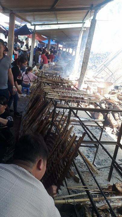 C&aacute; được nướng v&agrave; b&agrave;y b&aacute;n tại chốn linh thi&ecirc;ng.