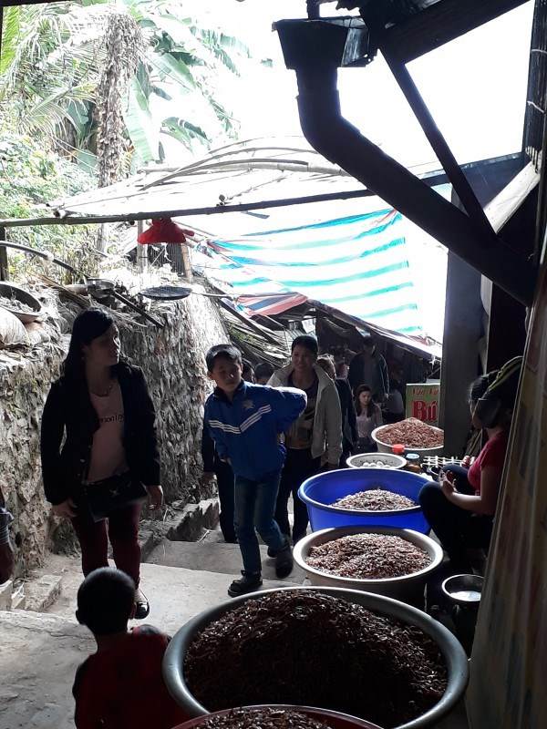 C&aacute;c mặt h&agrave;ng b&agrave;y b&aacute;n tại Đền ch&uacute;a Th&aacute;c Bờ.