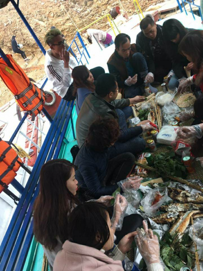 Du kh&aacute;ch ăn uống tr&ecirc;n t&agrave;u.