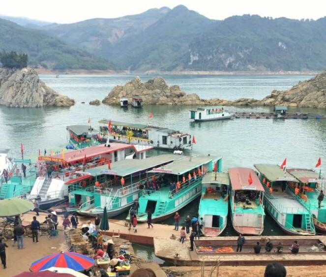 T&agrave;u thuyền chở du kh&aacute;ch ở Th&aacute;c Bờ.