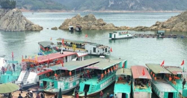 Hòa Bình: Đền Thác Bờ - Chốn linh thiêng bị hàng quán lộn xộn “bủa vây”