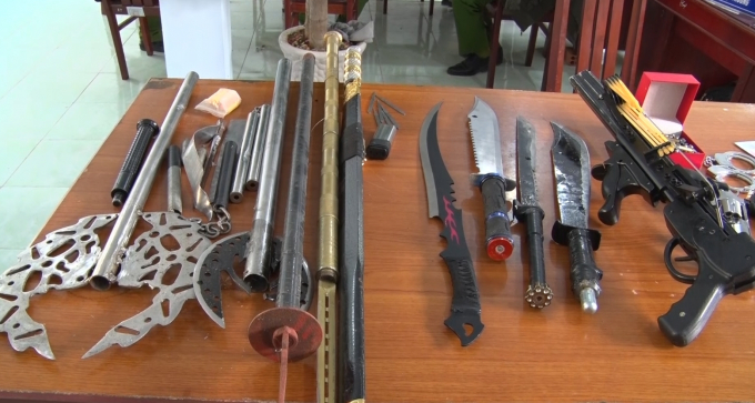 C&aacute;c hung kh&iacute; bị cơ quan c&ocirc;ng an thu giữ