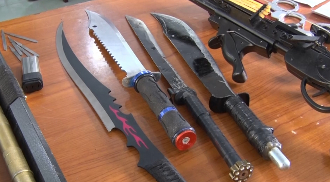 C&aacute;c đối tượng sẵn s&agrave;ng sử dụng hung khi chống trả khi bị lực lượng chức năng v&acirc;y bắt.