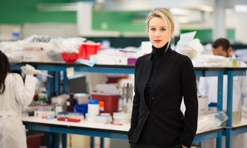 Elizabeth Holmes tại ph&ograve;ng th&iacute; nghiệm của c&ocirc;ng ty. Ảnh: WakeletE