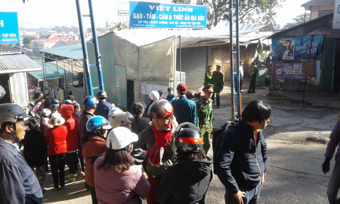 Người d&acirc;n tập trung theo d&otilde;i kh&aacute;m nghiệm hiện trường.