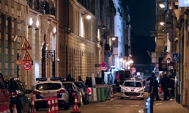 Cảnh s&aacute;t b&ecirc;n ngo&agrave;i kh&aacute;ch sạn Ritz ở Paris