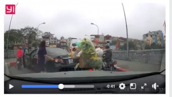 Bất bình với clip nữ tài xế quay đầu xe trên cầu, coi thường người đi đường