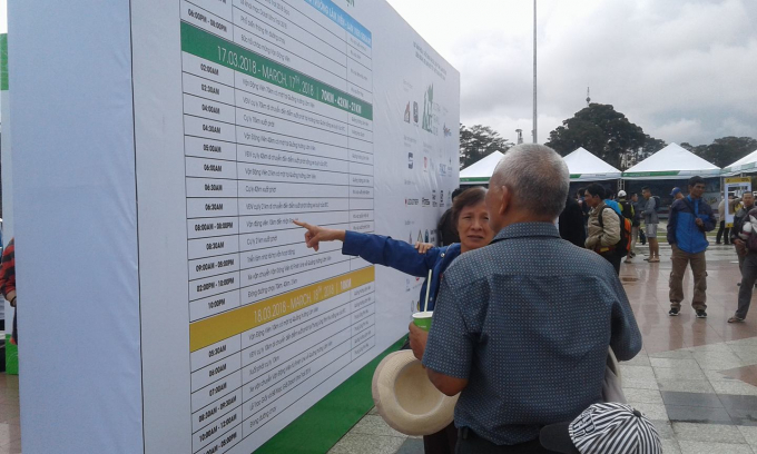 Người d&acirc;n theo d&otilde;i lịch tr&igrave;nh của giải đấu.