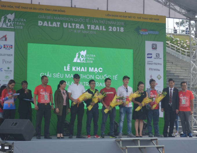 Tặng hoa cho Ban tổ chức cuộc thi.