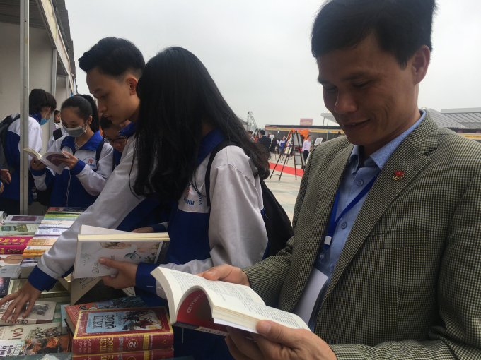 Bạn đọc y&ecirc;u s&aacute;ch tại Ng&agrave;y hội s&aacute;ch.