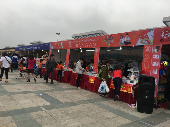 C&aacute;c gian trưng b&agrave;y v&agrave; b&aacute;n s&aacute;ch đa dạng, phong ph&uacute; tr&ecirc;n mọi lĩnh vực như văn h&oacute;a, lịch sử, x&atilde; hội, thể thao...&nbsp;&nbsp;