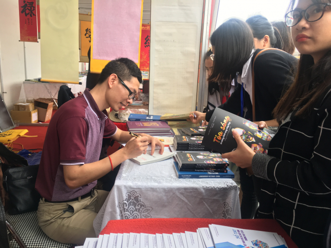 Doanh nh&acirc;n Nguyễn Huy Du k&yacute; tặng độc giả s&aacute;ch.&nbsp;