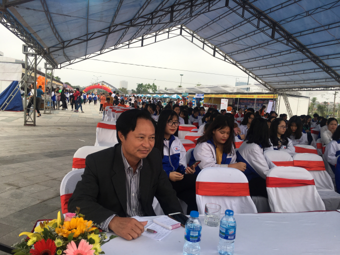 Nh&agrave; b&aacute;o Phan Thế Hải- th&agrave;nh vi&ecirc;n bi&ecirc;n soạn cuốn s&aacute;ch