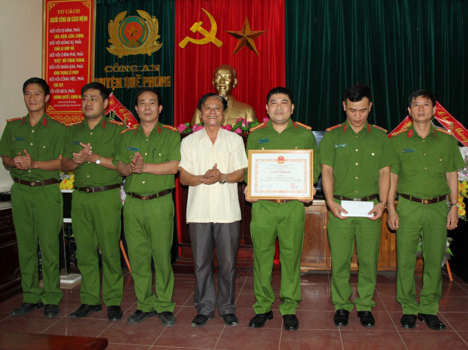 &Ocirc;ng Lữ Đ&igrave;nh Thi - B&iacute; thư Huyện ủy Quế Phong tặng thưởng cho ban chuy&ecirc;n &aacute;n.