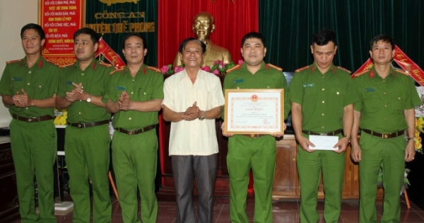 Đang “cõng” 3 kg ma túy đá, 2000 viên ma túy tổng hợp thì bị công an bắt giữ