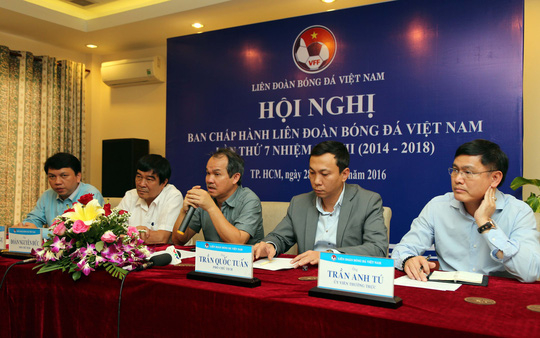 &Ocirc;ng Đo&agrave;n Nguy&ecirc;n Đức (giữa) v&agrave; Trần Anh T&uacute; (b&igrave;a phải) trong một cuộc họp Ban Chấp h&agrave;nh VFF kh&oacute;a 7 Ảnh: Quang Li&ecirc;m