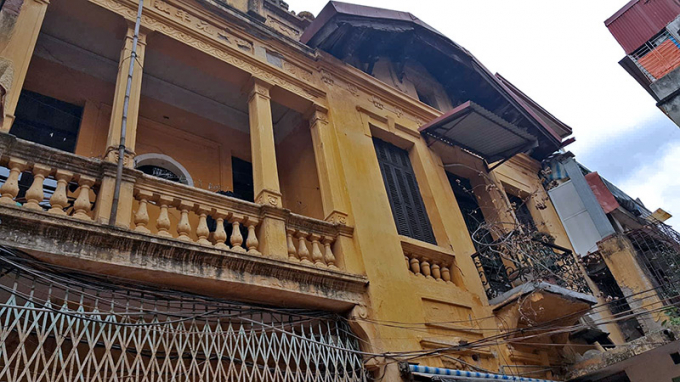 Ph&iacute;a ngo&agrave;i của căn biệt thự c&oacute; tuổi đời gần 100 năm. Ảnh: Diệu B&igrave;nh