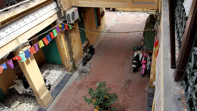 Khoảng s&acirc;n v&agrave; giếng trời ở khu vực gian ch&iacute;nh của biệt thự. Ảnh: Diệu B&igrave;nh