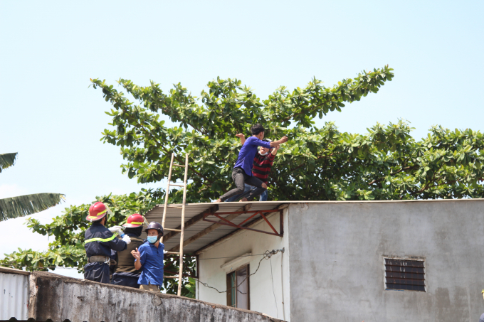 Một cảnh s&aacute;t h&igrave;nh sự tiếp cận đối tượng từ ph&iacute;a sau.