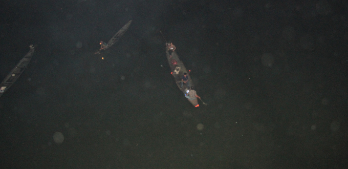 Thuyền v&agrave; xuồng nỗ lực t&igrave;m kiếm nạn nh&acirc;n.