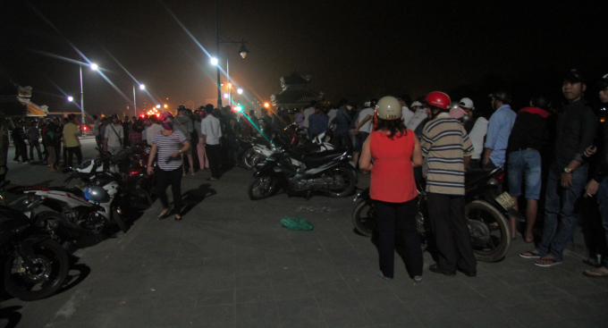 H&agrave;ng trăm người d&acirc;n đứng xem diễn biến vụ việc d&ugrave; đ&atilde; rất khuya.