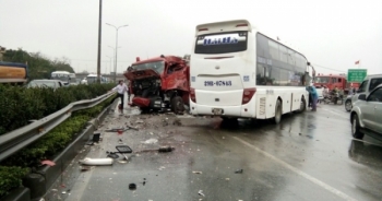 Clip: Cú va chạm kinh hoàng giữa xe khách và xe cứu hỏa