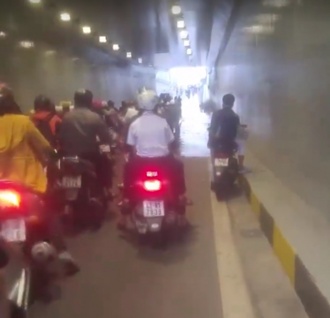 Clip người d&acirc;n ghi lại cảnh ngập nước trong hầm chui.