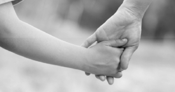 Người chị thay cha mẹ nuôi em và nỗi buồn cuối đời bị chiếm nhà