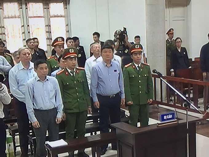 C&aacute;c bị c&aacute;o trong phi&ecirc;n xử, &ocirc;ng Đinh La Thăng mặc &aacute;o sơ mi s&aacute;ng m&agrave;u ngồi h&agrave;ng ghế đầu c&ugrave;ng Ninh Văn Quỳnh.