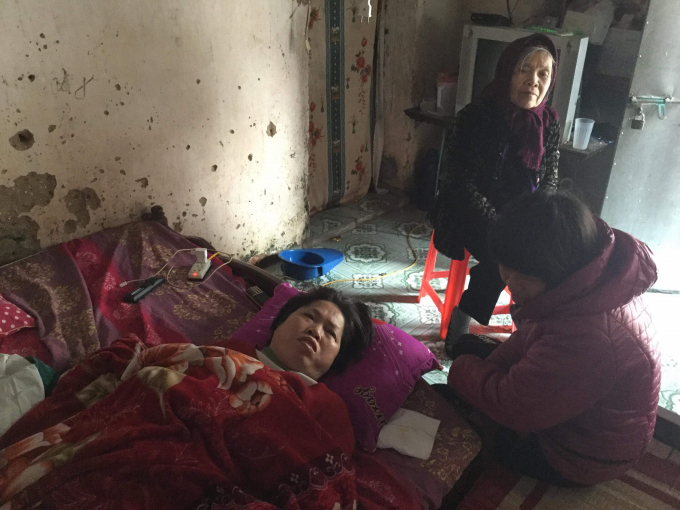 Căn bệnh ung thư v&uacute; ăn v&agrave;o tủy khiến chị Ngoan phải nằm liệt giường, kh&ocirc;ng đi lại được.