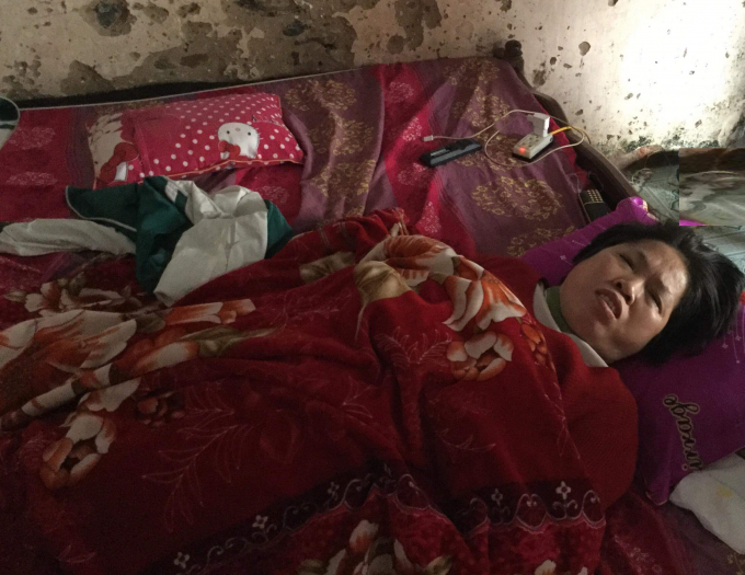 Nỗi nhọc nhằn của người mẹ mắc bệnh ung thư giai đoạn cuối nằm liệt giường nu&ocirc;i hai con nhỏ