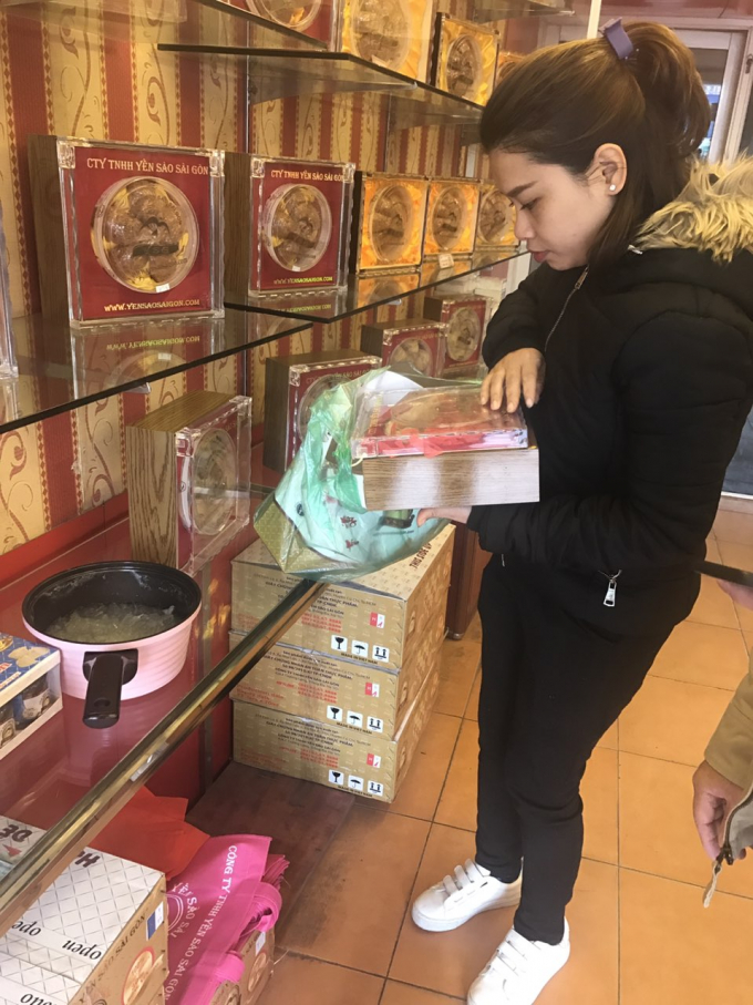 Nồi yến s&agrave;o sau khi chưng được đem đến cửa h&agrave;ng để phản &aacute;nh về chất lượng.