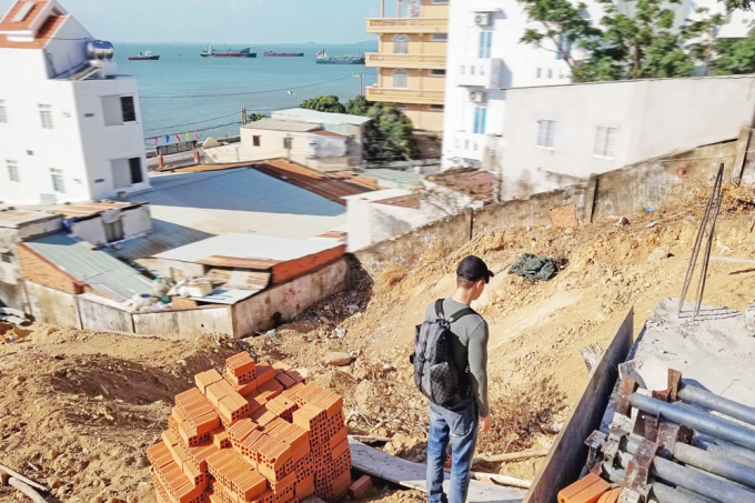 Nathan Lee x&acirc;y biệt trong mơ tr&ecirc;n biển