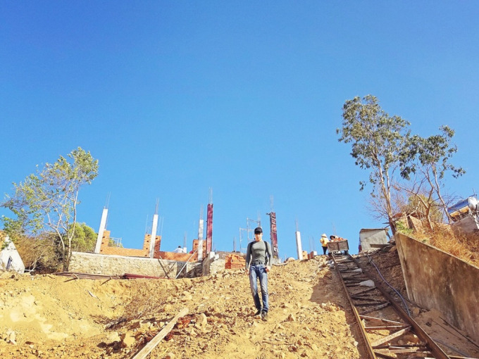 Nathan Lee x&acirc;y biệt trong mơ tr&ecirc;n biển