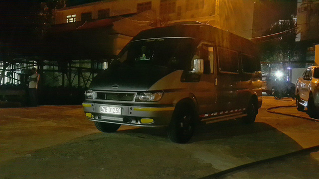 Chiếc xe kh&aacute;ch đ&atilde; chở ch&aacute;u b&eacute; đi. (Ảnh: b&aacute;o D&acirc;n tr&iacute;)