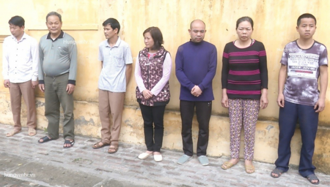 C&aacute;c đối tượng trong đường d&acirc;y l&ocirc; đề tiền tỷ bị bắt giữ. (Ảnh: Hungyentv)