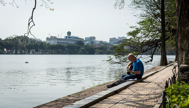 Một nghệ sỹ nước ngo&agrave;i lặng lẽ chơi nhạc b&ecirc;n mặt Hồ Ho&agrave;n Kiếm.