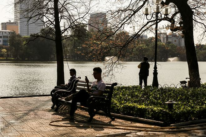 Thay v&agrave;o đ&oacute; l&agrave; cảnh tượng im lặng, đăm chi&ecirc;u...