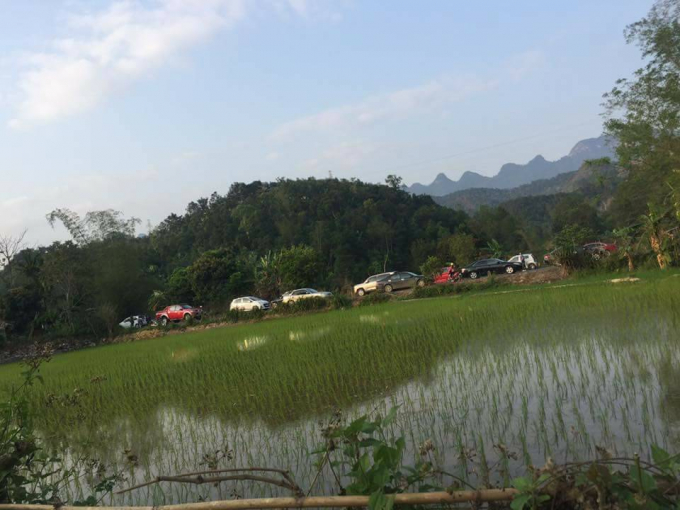Người d&acirc;n v&ocirc; c&ugrave;ng b&agrave;ng ho&agrave;ng khi ph&aacute;t hiện 3 người tử vong trong &ocirc; t&ocirc;, trong đ&oacute; c&oacute; 2 người lớn v&agrave; 1 trẻ nhỏ 9 th&aacute;ng tuổi.
