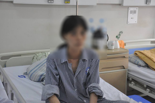 Bệnh nh&acirc;n s&uacute;t c&acirc;n, mắt lồi, cổ nhiều vết sẹo do qu&aacute; tr&igrave;nh chữa trị, đắp l&aacute; tại nh&agrave; thầy lang.