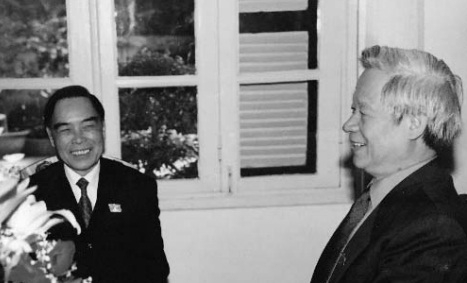 Nguy&ecirc;n Thủ tướng Phan Văn Khải v&agrave; &ocirc;ng Trần Xu&acirc;n Gi&aacute;.