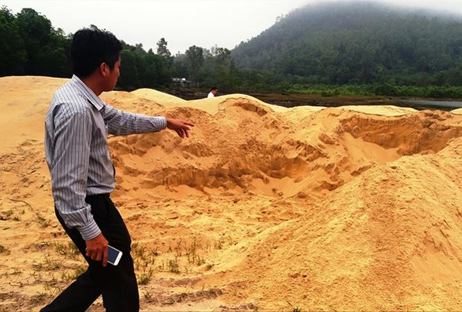 Một b&atilde;i c&aacute;t lậu &ldquo;lộ thi&ecirc;n&rdquo; ngang nhi&ecirc;n tồn tại ở x&atilde; Lộc Vĩnh, thuộc v&ugrave;ng Ch&acirc;n M&acirc;y - Lăng C&ocirc;, m&agrave; kh&ocirc;ng hề bị xử l&yacute;, cưỡng chế từ ph&iacute;a cơ quan chức năng. Ảnh: Nguyễn Th&agrave;nh.