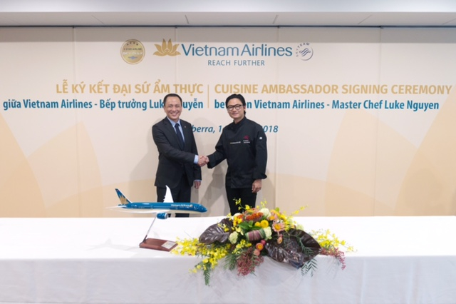 &Ocirc;ng L&ecirc; Hồng H&agrave; - Ph&oacute; Tổng gi&aacute;m đốc Vietnam Airlines (tr&aacute;i) v&agrave; Đại sứ Ẩm thực To&agrave;n cầu Luke Nguyễn&nbsp;